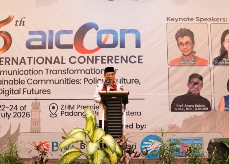 Wakil Wali Kota Padang Maigus Nasir menyampaikan sambutan pada pembukaan The 6th Annual International Communication Conference (AICCON) 2026 dan Kongres VIII Aspikom Indonesia di The ZHM Premiere Hotel Padang, Rabu (22/7/2026).