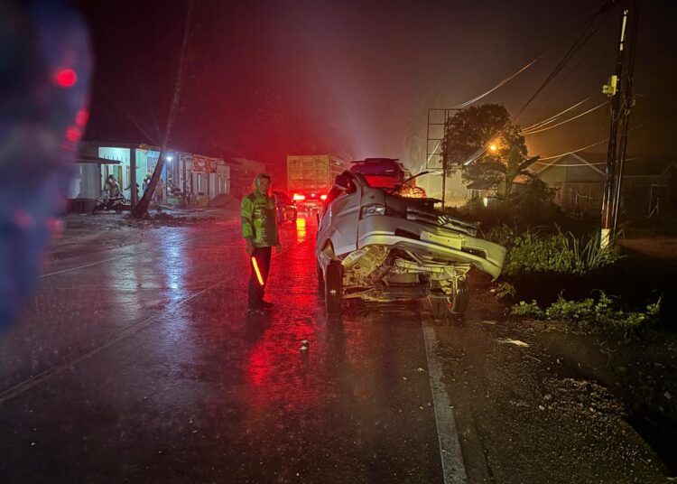 Petugas mengevakuasi kendaraan yang terlibat kecelakaan antara truk tangki dan Suzuki Carry di Jalan Lintas Provinsi, Nagari Tanjung Gadang, Kabupaten Sijunjung, Rabu (22/7/2026)
