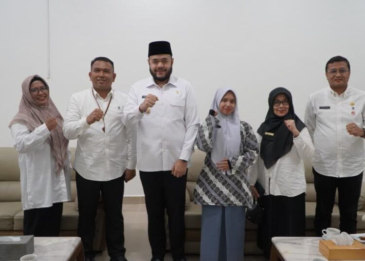 Wali Kota Padang Fadly Amran menerima siswi SMA Adabiah 2 Padang, Puan Malika Jomantara, yang akan mewakili Sumatera Barat sekaligus memimpin Delegasi Indonesia pada ajang Asia Youth Leader 2026 di Okinawa, Jepang.