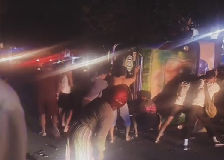 Sebuah bus menabrak pohon hingga rebah kuda di Jalan Adinegoro, kawasan Lubuk Buaya, Kota Padang, Sumatera Barat, pada Kamis (23/7/2026) sekitar pukul 05.00 WIB. Foto: Tangkapan layar media sosial