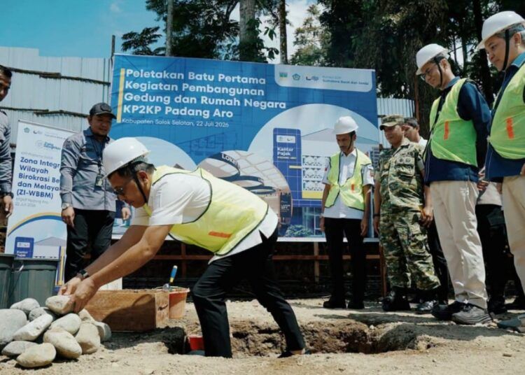 Bupati Solok Selatan, Khairunas, meletakkan batu pertama pembangunan gedung baru Kantor Pelayanan, Penyuluhan, dan Konsultasi Perpajakan (KP2KP) Padang Aro, Rabu (22/7/2026).