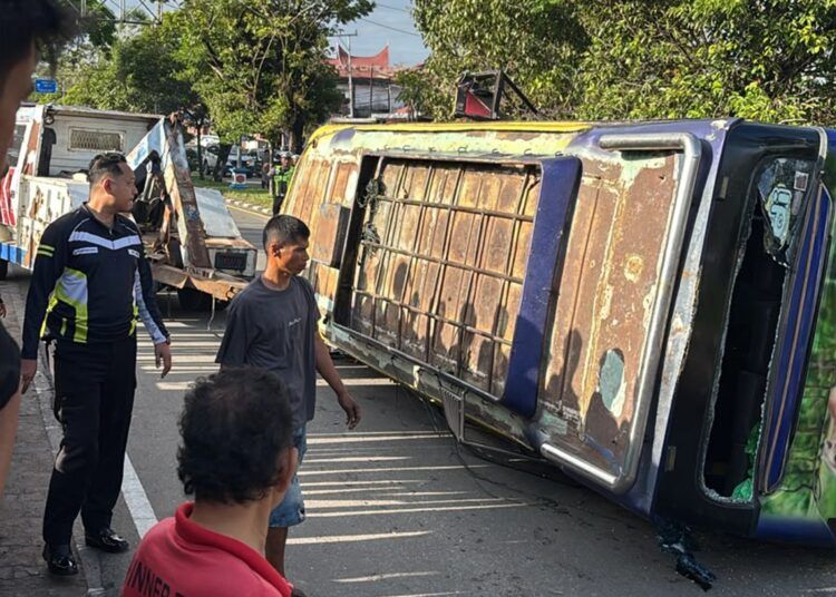 Sebuah mikrobus menabrak pohon dan tiang lampu hingga rebah kuda di Jalan Adinegoro, tepatnya di depan Timbangan Lubuk Buaya, Kelurahan Lubuk Buaya, Kecamatan Koto Tangah, Kota Padang, Sumatera Barat, pada Kamis (23/7/2026) sekitar pukul 04.45 WIB. Foto: Polresta Padang