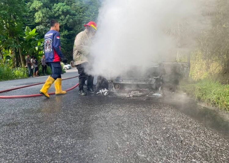 Petugas pemadam kebakaran berjibaku memadamkan api yang membakar satu unit mobil di Jorong Simpang Tigo, Nagari Koto Alam, Kecamatan Pangkalan Koto Baru, Kabupaten Lima Puluh Kota, Sumatera Barat, Kamis (23/7/2026).