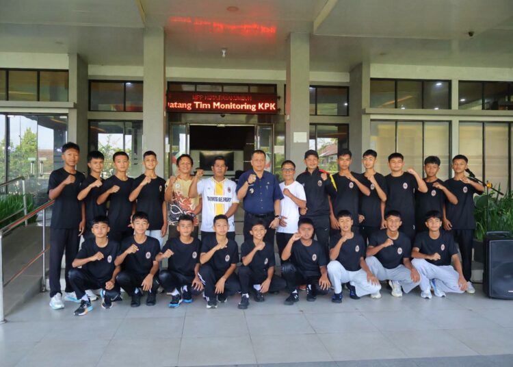 Wakil Wali Kota Payakumbuh Elzadaswarman foto bersama tim Minang Sejagat FC U-14 sebelum keberangkatan mengikuti Liga TopSkor Nasional 2026 di Kabupaten Bogor, Jawa Barat.