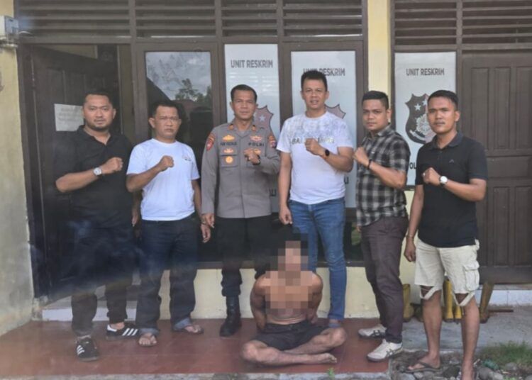 Polisi menangkap seorang pria di sebuah pondok di Sungai Paku, Jorong Ampek Koto, Nagari Ampek Koto, Kecamatan Kinali, Pasaman Barat, Sumatera Barat (Sumbar), pada Rabu (22/7/2026) pagi karena diduga mencuri di rumah warga. Foto: Polsek Kinali
