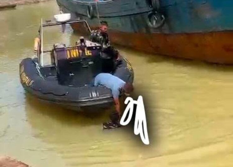 Sesosok mayat ditemukan mengapung di sekitar Muaro Sungai Batang Arau, Kecamatan Padang Selatan, Kota Padang, Sumatera Barat, pada Kamis (23/7/2026) siang.