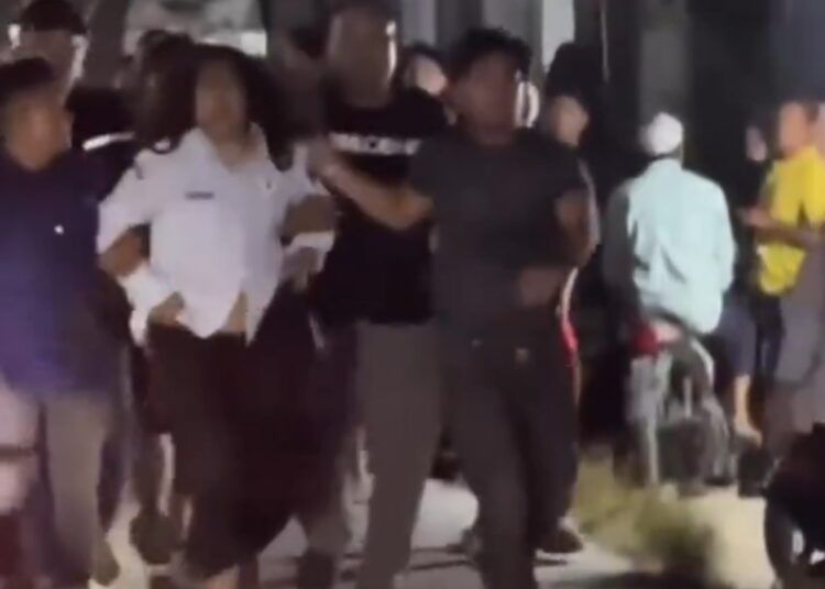 Foto: Suasana saat warga geruduk rumah Asn di tanjung balai (dok. Tangkapan layar)