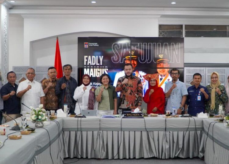 Wali Kota Padang Fadly Amran memimpin Rapat Pleno Dossier Padang sebagai Kota Gastronomi bersama Tim Dossier Pusat di Gedung Putih Rumah Dinas Wali Kota Padang, Kamis (23/7/2026),