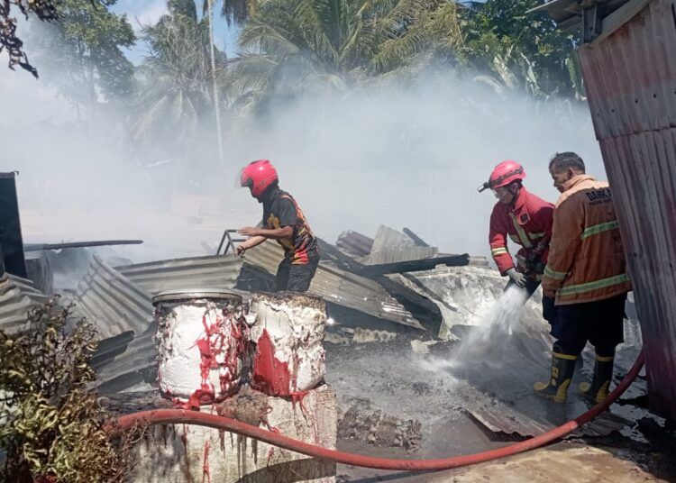 Petugas damkar memadamkan kebakaran Pondok Pesantren Bustanul Yaqin di Korong Kampuang Tangah, Nagari Pungguang Kasiak, Kecamatan Lubuk Alung, Padang Pariaman, pada Kamis (23/7/2026) siang. Foto: Damkar Padang Pariaman
