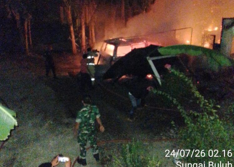 Petugas Satpol PP dan Damkar Kabupaten Padang Pariaman melakukan proses pemadaman kebakaran yang menghanguskan sebuah rumah di Korong Kelok Licin, Nagari Sungai Buluah Utara, Kecamatan Batang Anai, Jumat (24/7/2026) dini hari.
