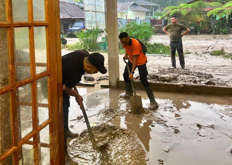 Kondisi permukiman warga di kawasan Ngarai Sianok, Bukittinggi, yang dipenuhi lumpur usai diterjang banjir akibat luapan Sungai Batang Sianok, Jumat (24/7/2026).