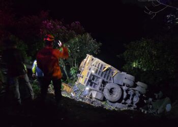 Rem Blong saat Turunan Sitinjau Lauik, Truk Terperosok ke Jurang