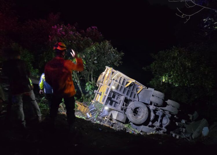 Tim Basarnas Padang bersama unsur gabungan memberikan penanganan terhadap sopir truk yang mengalami kecelakaan tunggal di kawasan Sitinjau Lauik, Kota Padang, Kamis (23/7/2026) malam.