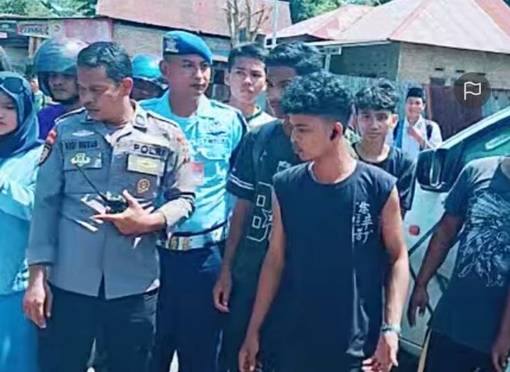 Petugas dan warga mengevakuasi korban kecelakaan maut di kawasan Lapau Manggih, Jalan Rimbo Tarok, Kecamatan Kuranji, Kota Padang, Jumat (24/7/2026).