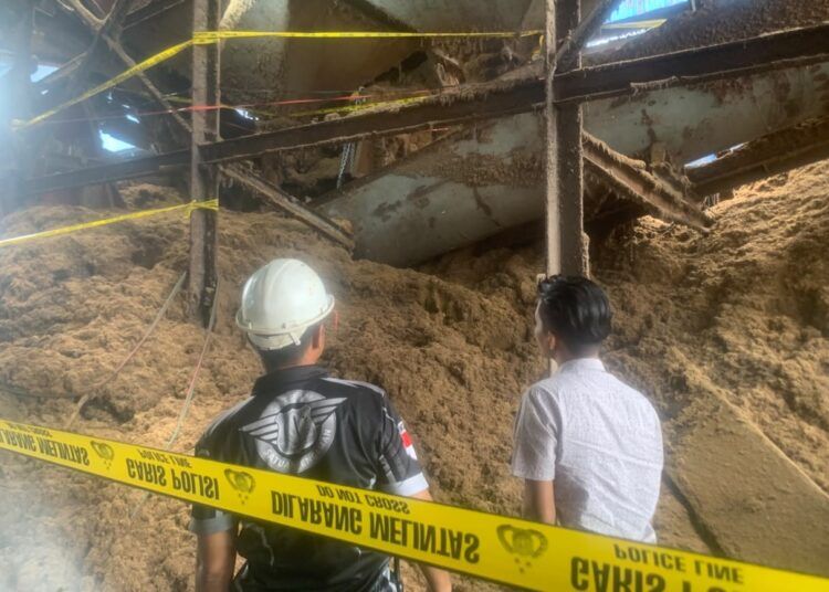 Polisi memasang garis polisi dan melakukan olah tempat kejadian perkara di PT Dharmasraya Sawit Lestari di Jorong Palo Koto, Nagari Koto Baru, Kecamatan Koto Baru, Kabupaten Dharmasraya, pada Jumat (24/7/2026). Foto: Polres Dharmasraya