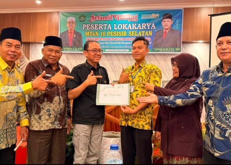 Kepala Kantor Kemenag Pesisir Selatan, Yufrizal, memberikan bantuan uang Rp1,5 juta secara simbolis kepada Hamdani di sela-sela lokakarya di Gisella Hotel, Pasar Baru, Kecamatan Bayang, pada 23 Juli 2026. Foto: MTsN 10 Pesisir Selatan