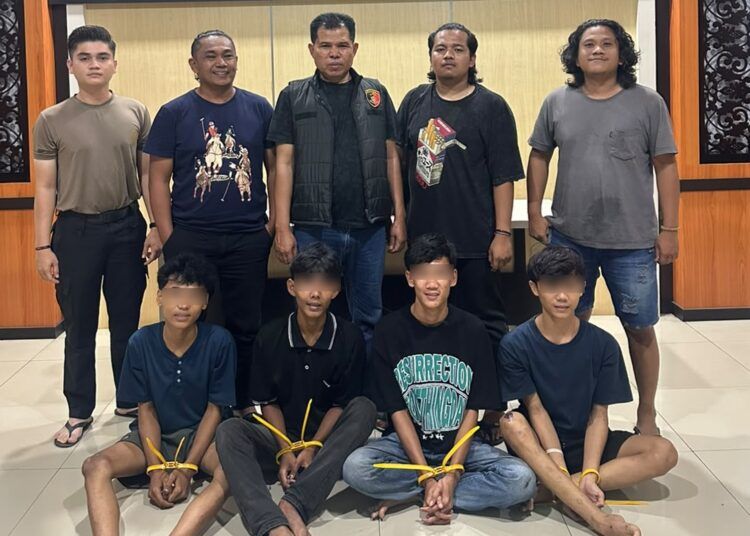 Polisi menangkap empat siswa SMA di Nagari Lakitan Induk, Kecamatan Lengayang, Pesisir Selatan, Sumatera Barat (Sumbar), pada Kamis (23/7/2026) pukul 20.00 WIB. Keempatnya merupakan terduga pengedar, kurir, sekaligus pengisap ganja. Foto: Polres Pesisir Selatan