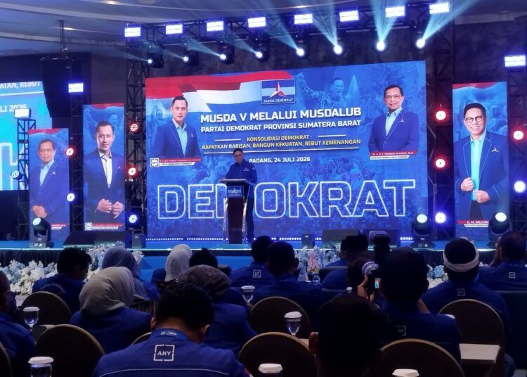 Ketua DPD Partai Demokrat Sumatera Barat (Sumbar), Mulyadi, menyampaikan pidato pada Musyawarah Daerah (Musda) V melalui Musyawarah Daerah Luar Biasa (Musdalub) Partai Demokrat Sumbar di lantai 1 Andromeda Hotel Mercure Padang pada Jumat (24/7/2026) malam. Foto: Qadri Hayatul/Kabarminang.com