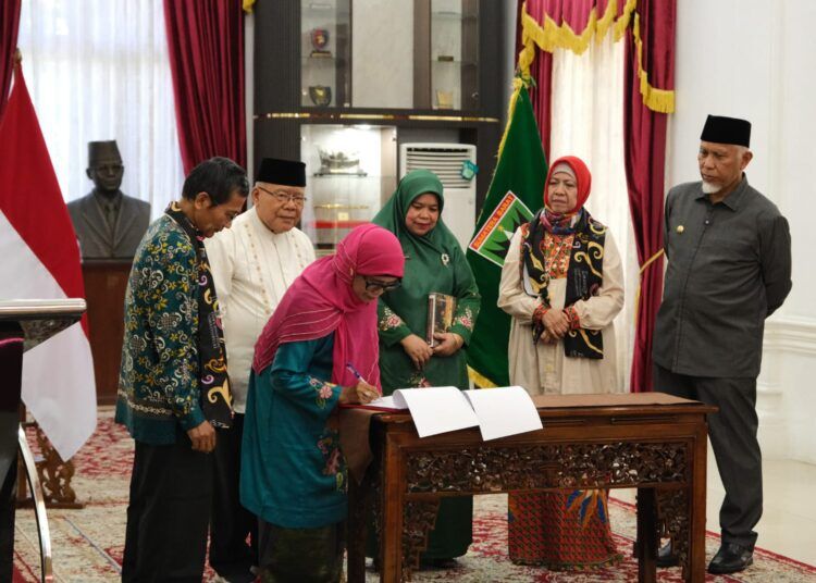 Gubernur Sumatera Barat, Mahyeldi Ansharullah, menyerahkan secara simbolis hibah 7.080 buku Sastra Klasik Tamil dari Government of Tamil Nadu, India kepada UIN Imam Bonjol Padang di Istana Gubernur Sumatera Barat, Jumat (24/7/2026).