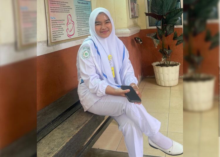Mahasiswi Program Studi D-III Kebidanan Universitas Muhammadiyah (UM) Sumatera Barat, Hulwah Yusriyyah Azmi, meraih juara I Kompetisi Ilmiah Nasional Kebidanan Tingkat Dosen dan Mahasiswa Perguruan Tinggi Muhammadiyah dan 'Aisyiyah (PTMA) se-Indonesia 2026.