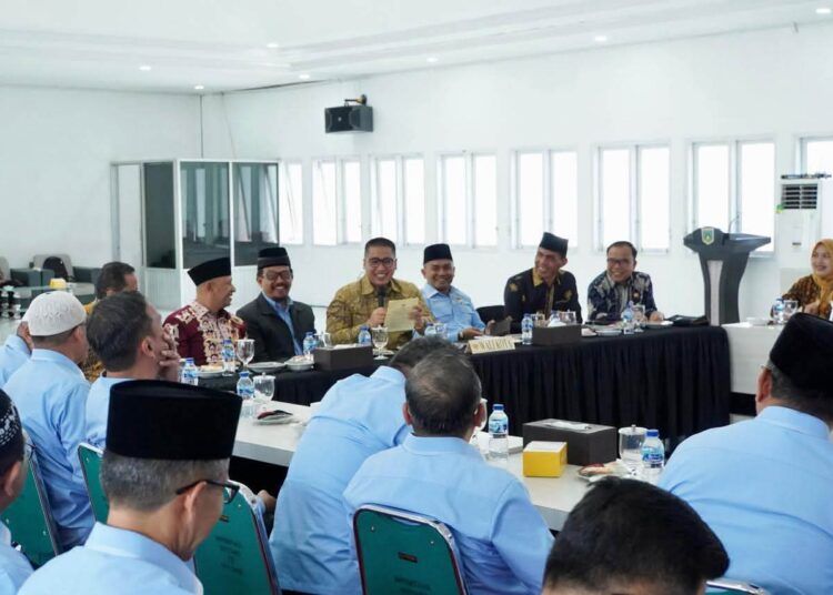 Wali Kota Padang Panjang Hendri Arnis menyambut rombongan FKUB Kabupaten Kerinci dalam agenda studi tiru dan kunjungan kerja di Aula Balai Kota Padang Panjang, Kamis (23/7/2026).