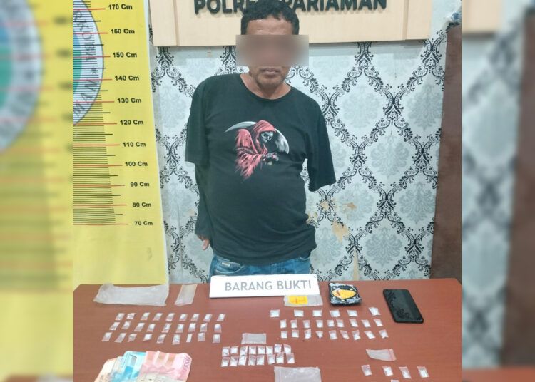 Polisi menangkap seorang petani berinisial W (46) di sebuah ladang alpukat di Padang Lariang Tangah, Nagari III Koto Aur Malintang Utara, Kecamatan IV Koto Aur Malintang, Kabupaten Padang Pariaman, Sumatera Barat, pada Kamis (23/7/2026) sekitar pukul 17.30 WIB karena diduga mengedarkan sabu-sabu. Foto: Polres Pariaman