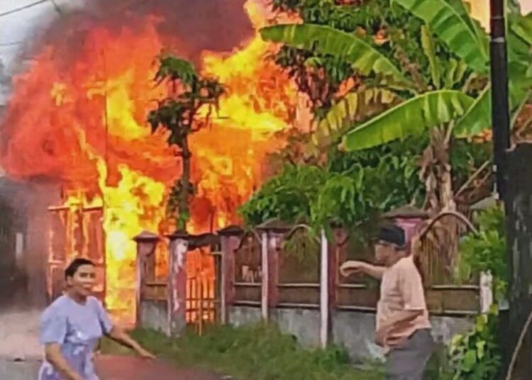 Kebakaran melanda kawasan Napar, Kota Payakumbuh, Sumatera Barat, pada Sabtu siang (25/7/2026). Foto: Tangkapan layar media sosial