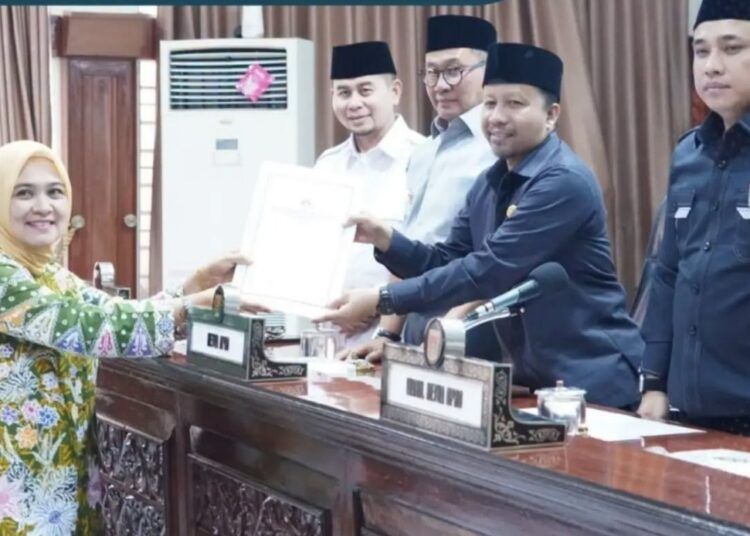 Pemko Bukittinggi dan DPRD Kota Bukittinggi menandatangani nota persetujuan bersama Raperda Perubahan atas Perda Nomor 8 Tahun 2023 tentang Pajak Daerah dan Retribusi Daerah dalam rapat paripurna di Gedung DPRD Bukittinggi, Jumat (24/7/2026).