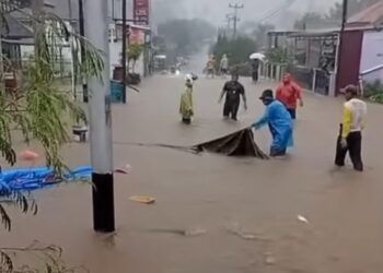 Video: Banjir Rendam Permukiman di Pasaman Barat, Jalan Utama Berubah Jadi Sungai