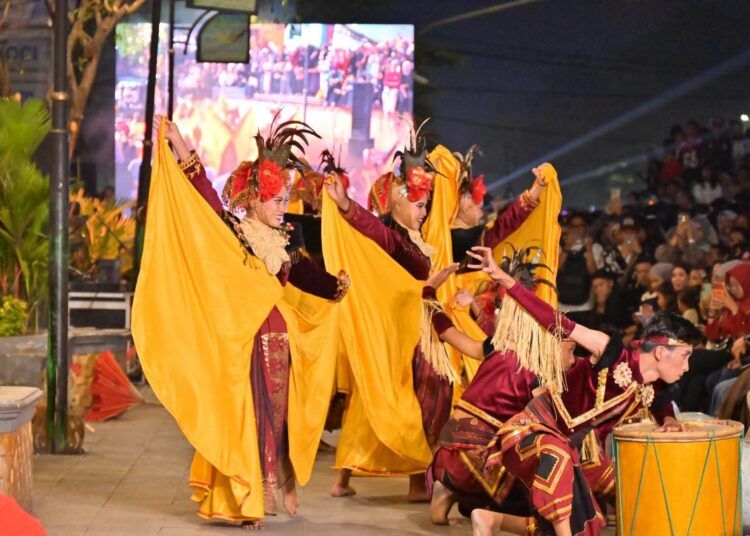 Ribuan masyarakat memadati kawasan pedestrian depan Ramayana Payakumbuh untuk menyaksikan pembukaan Payakumbuh Local Brand (PLB) 4 Tahun 2026 pada Sabtu (25/7/2026) malam.