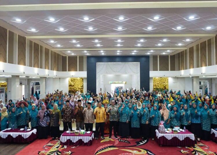 Sekretaris Daerah Dharmasraya, Medison, menyerahkan penghargaan kepada para pemenang Jambore Kader PKK Berprestasi Tingkat Kabupaten Dharmasraya 2026 di Auditorium Dharmasraya, Sabtu (25/7/2026).