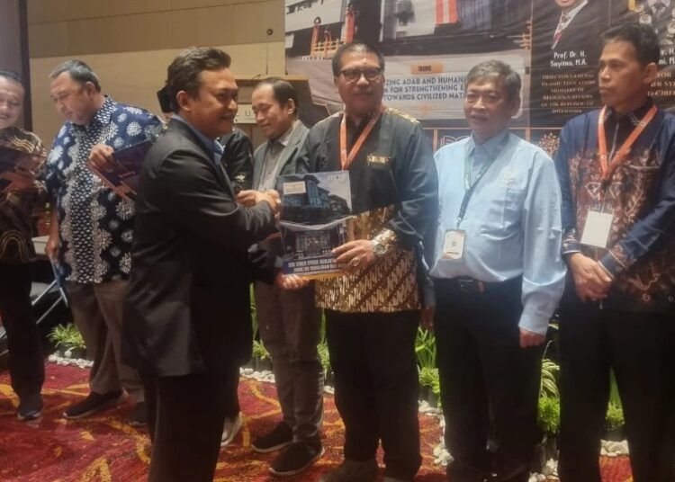 Mahasiswa Fakultas Adab dan Humaniora (FAH) Universitas Islam Negeri (UIN) Imam Bonjol Padang berhasil meraih Juara Umum dalam ajang Adab and Humanities in Indonesia (ADIA) FEST 2026.
