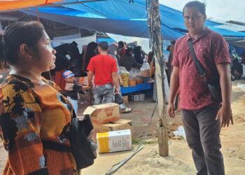 Ibu-Ibu di Dharmasraya Menangis Histeris di Pasar, Ngaku Kehilangan Uang Rp10 Juta
