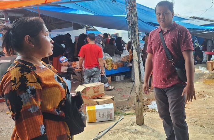 Seorang ibu-ibu mengaku kehilangan uang di Pasar Pulau Punjung, Nagari IV Koto Pulau Punjung, Kecamatan Pulau Punjung, Dharmasraya, Sumatera Barat (Sumbar), pada Minggu (26/7/2026) sekitar pukul 10.00 WIB. Foto: Polsek Pulau Punjung