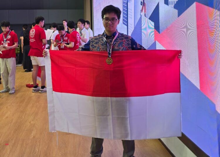 Wafiq Al Afraz, siswa SMAN 10 Padang, berhasil meraih medali emas dan penghargaan Best in Finance pada ajang International Economics Olympiad (IEO) 2026 di Shenzhen, Tiongkok.