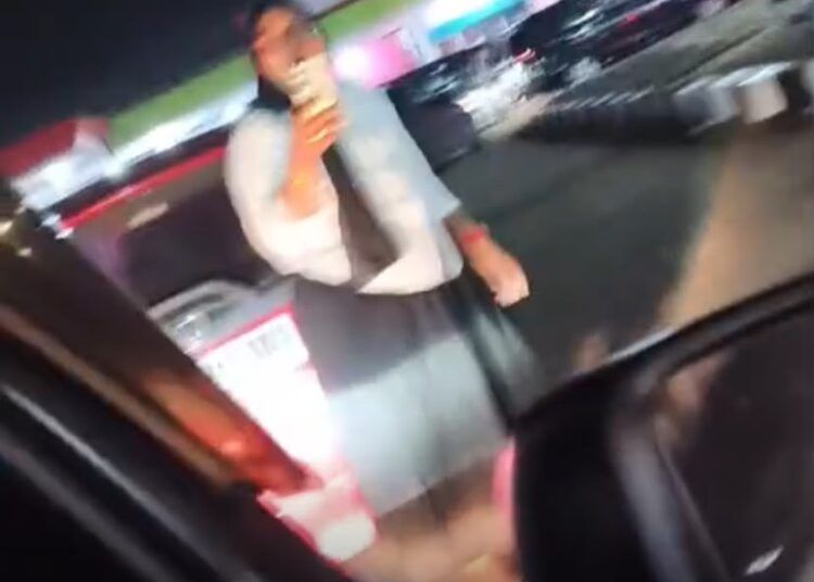Sebuah video yang memperlihatkan cekcok antara dua pengendara mobil di area Stasiun Pengisian Bahan Bakar Umum (SPBU) Kampuang Pondok, Kota Pariaman, Sumatera Barat, viral di media sosial. Foto: Tangkapan layar media sosial
