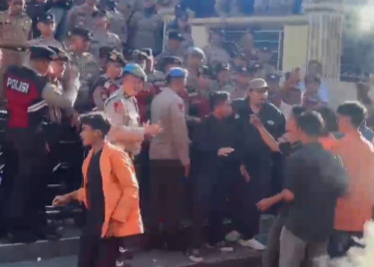 Sejumlah mahasiswa menggelar aksi demonstrasi di depan Kantor DPRD Kota Bukittinggi, Senin (27/7/2026),