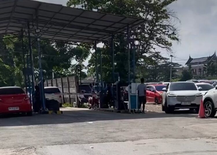 Seorang pengunjung RSUP M. Djamil Padang mengaku diminta membayar uang parkir sebesar Rp10 ribu tanpa karcis saat memarkirkan kendaraan di luar kawasan rumah sakit