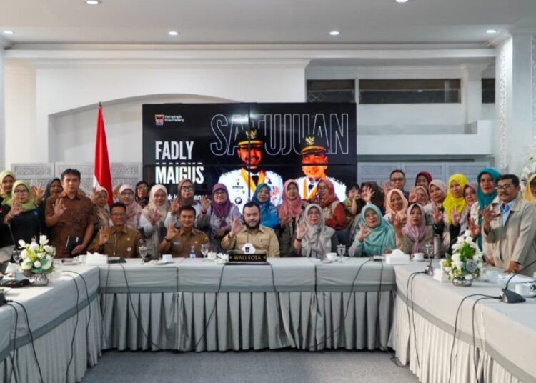 Wali Kota Padang, Fadly Amran, menggelar pertemuan dengan Forum Bank Sampah Kota Padang di Gedung Putih Rumah Dinas Wali Kota Padang, Senin (27/7/2026).