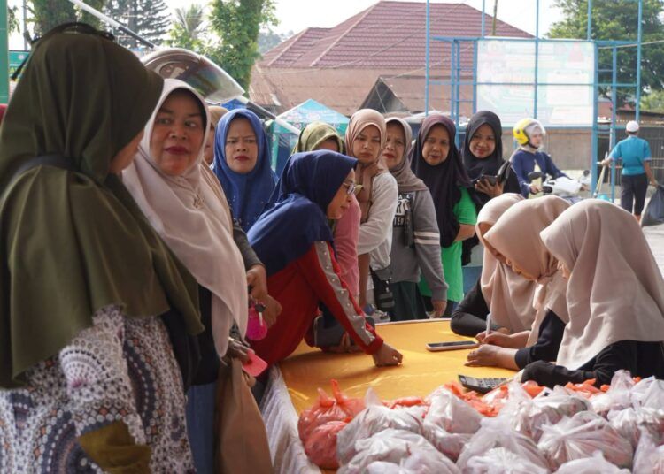 Gerakan Pangan Murah (GPM) di area parkir Masjid Muhammadiyah, Padang Panjang, diserbu warga, Selasa (28/7/2026).