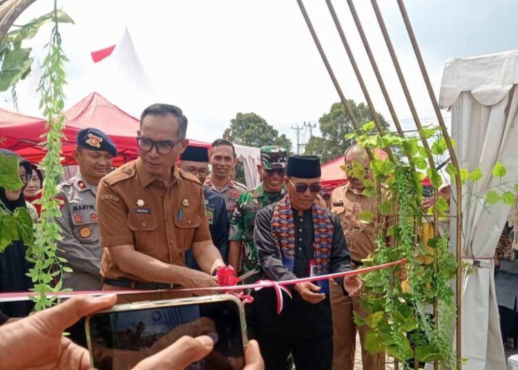 Sekretaris Daerah Kabupaten Dharmasraya, Medison, membuka Festival Literasi 2026 di Gedung Layanan Perpustakaan Umum Daerah, Komplek Sport Center, Koto Padang, pada Selasa (28/7).