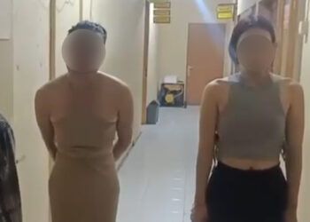 Video: 2 Pria Berpakaian Perempuan di Padang Dihukum Nyanyi Indonesia Raya