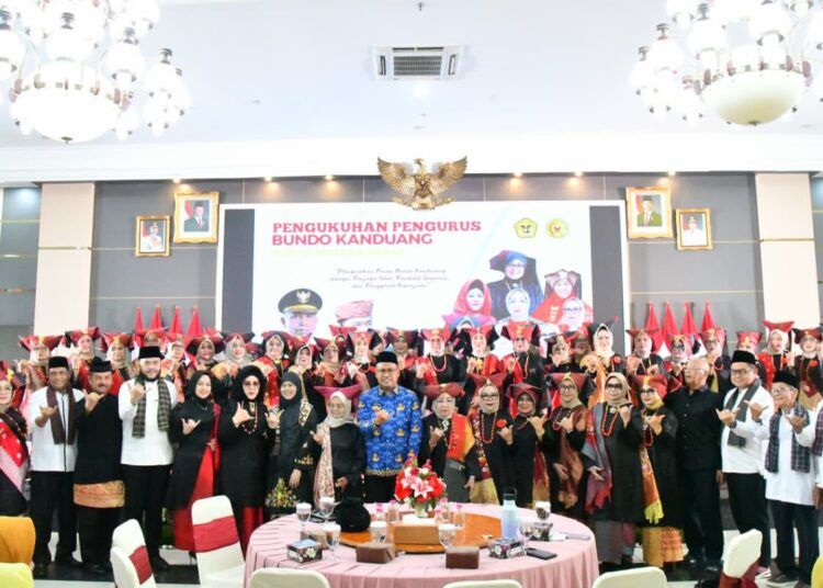 Wali Kota Padang sekaligus Ketua Umum IKTD Sumbar, Fadly Amran, mengukuhkan Pengurus Bundo Kanduang IKTD Sumbar masa bakti 2026–2031 di Auditorium Istana Gubernur Sumbar, Rabu (29/7/2026).