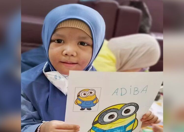 Adiba, bocah asal Kabupaten Solok yang tengah berjuang melawan leukemia AML akut, kini membutuhkan transplantasi sumsum tulang senilai sekitar Rp2,5 miliar untuk melanjutkan pengobatannya.