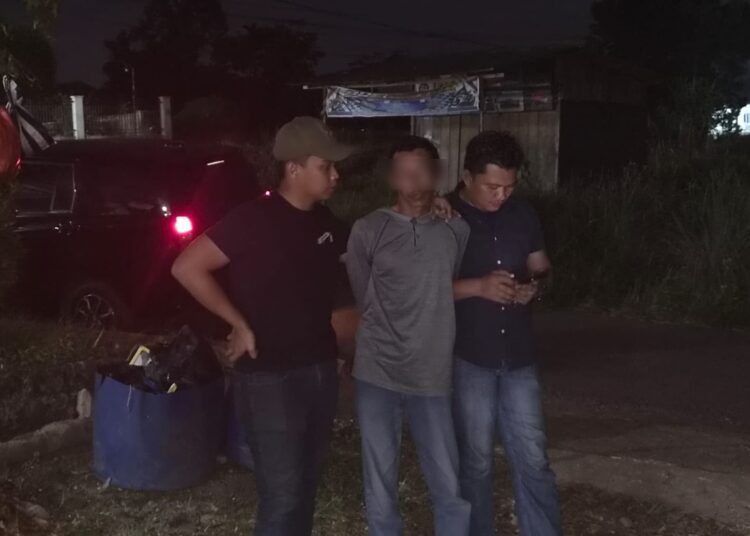Polisi menangkap seorang pria di Pasar Sungai Rumbai pada Minggu (26/7/2026) sekitar pukul 1.00 WIB karena diduga mencuri uang di rekening bank melalui kartu ATM. Foto: Polsek Sungai Rumbai