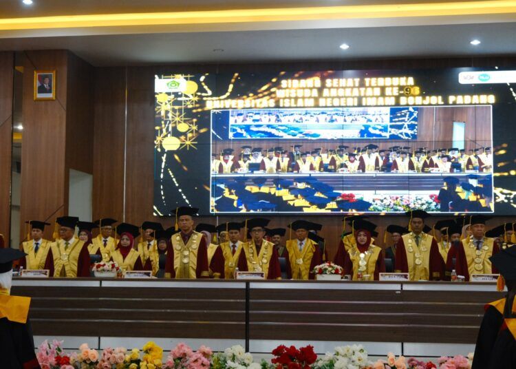 Sebanyak 409 wisudawan UIN Imam Bonjol Padang dikukuhkan pada hari pertama Wisuda Angkatan ke-96 di Gedung J Kampus III Sungai Bangek, Rabu (29/7/2026).