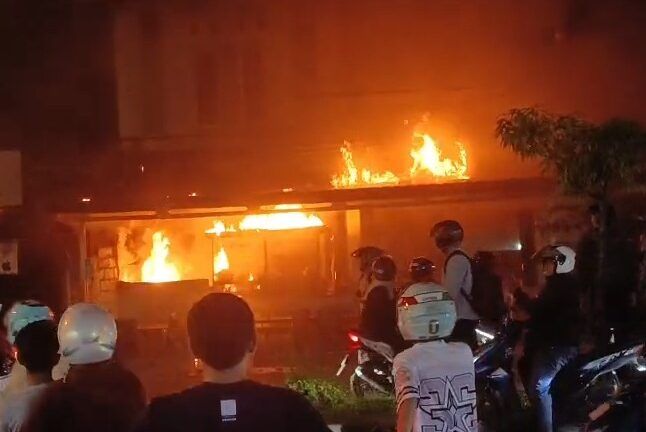 Sebuah warung mi di Jalan Dr. Sutomo, Kelurahan Simpang Haru, Kecamatan Padang Timur, Kota Padang, terbakar pada Rabu (29/7/2026) malam.