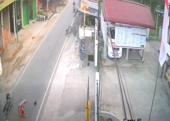Video: Detik-detik 2 Motor Kecelakaan di Solok, Satu Terhempas ke Tepi Jalan