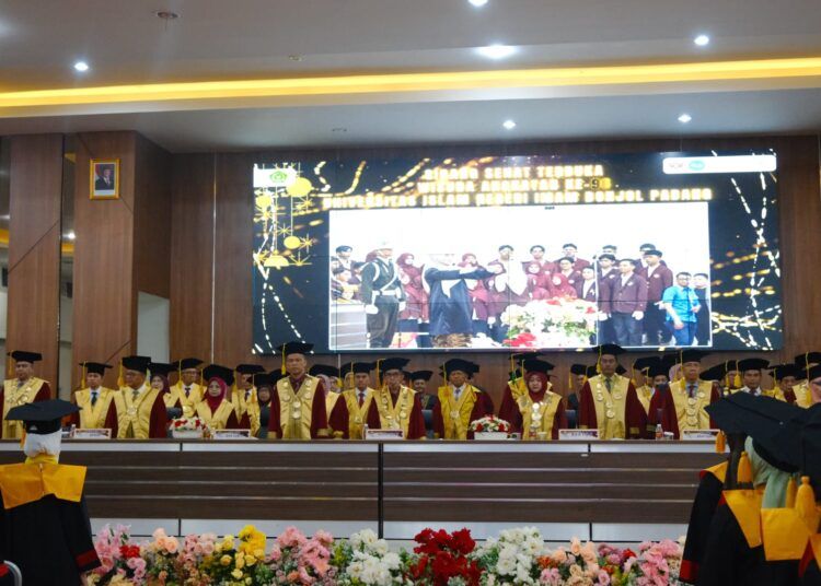 Universitas Islam Negeri (UIN) Imam Bonjol Padang mengukuhkan 405 wisudawan pada hari kedua pelaksanaan Wisuda Angkatan ke-96 di Gedung J Kampus III Sungai Bangek, Kamis (30/7/2026). Foto: Ilvan/Sumbarkita