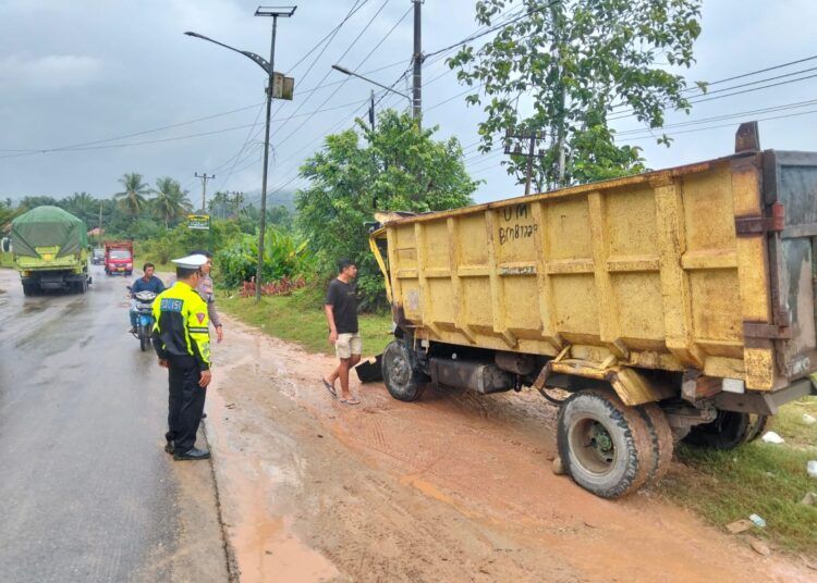 Dua truk Mitsubishi bertabrakan di Jalan Lintas Sumatera, Jorong Sialang, Nagari Gunung Selasih, Kecamatan Pulau Punjung, Kabupaten Dharmasraya, Kamis (30/7/2026) sekitar pukul 09.00 WIB.